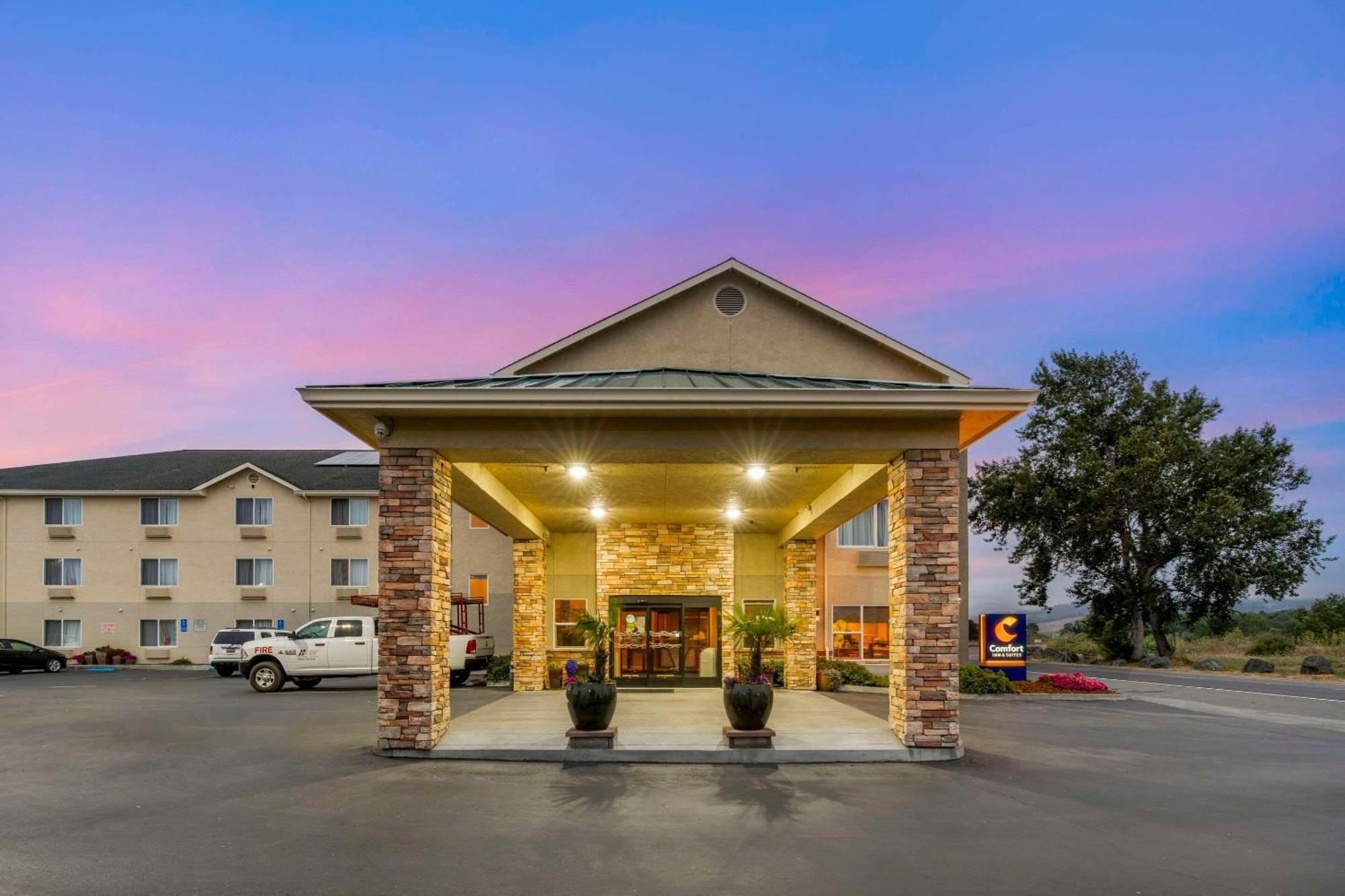 Comfort Inn & Suites Redwood Country Fortuna Exterior photo