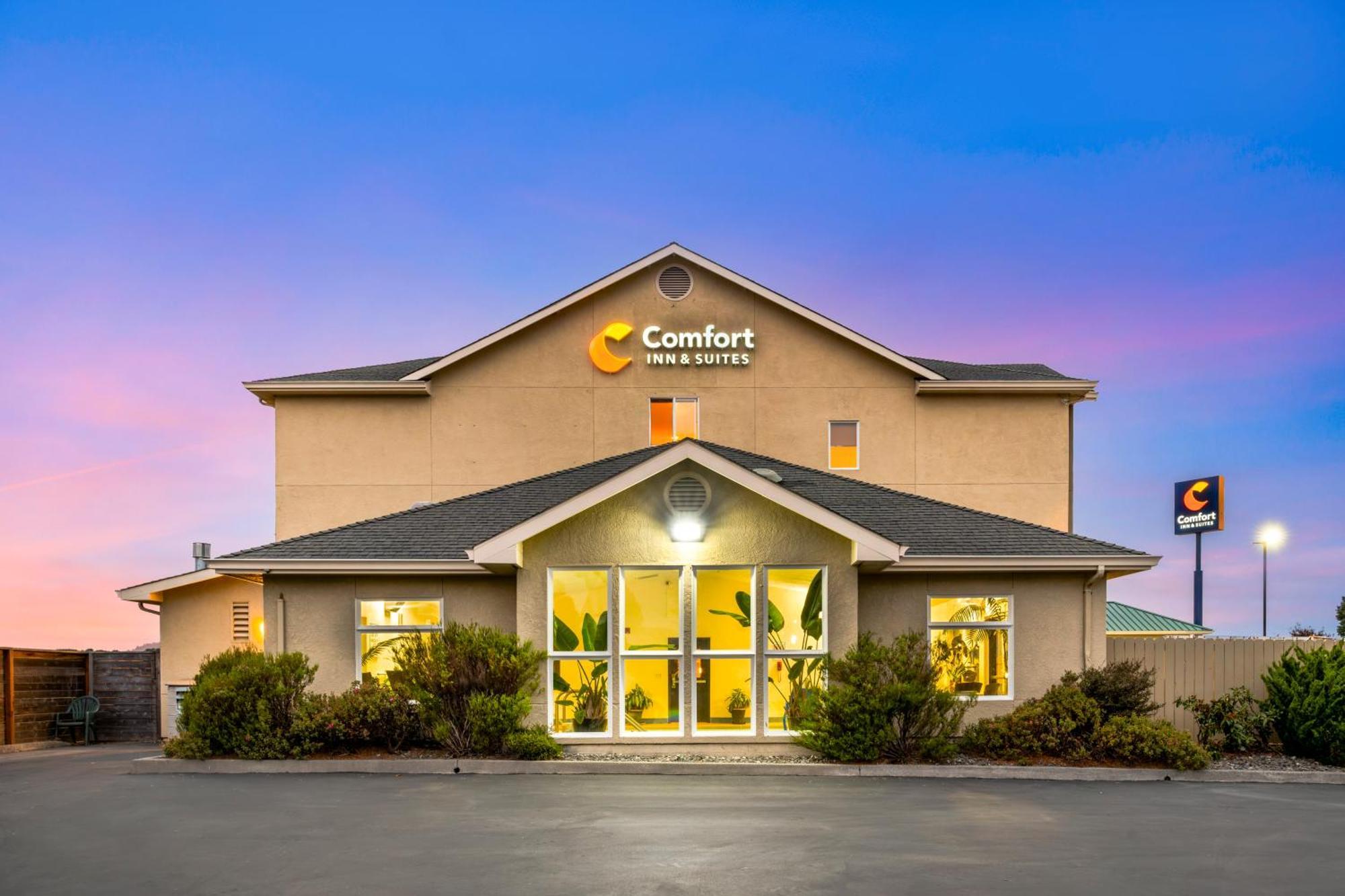 Comfort Inn & Suites Redwood Country Fortuna Exterior photo