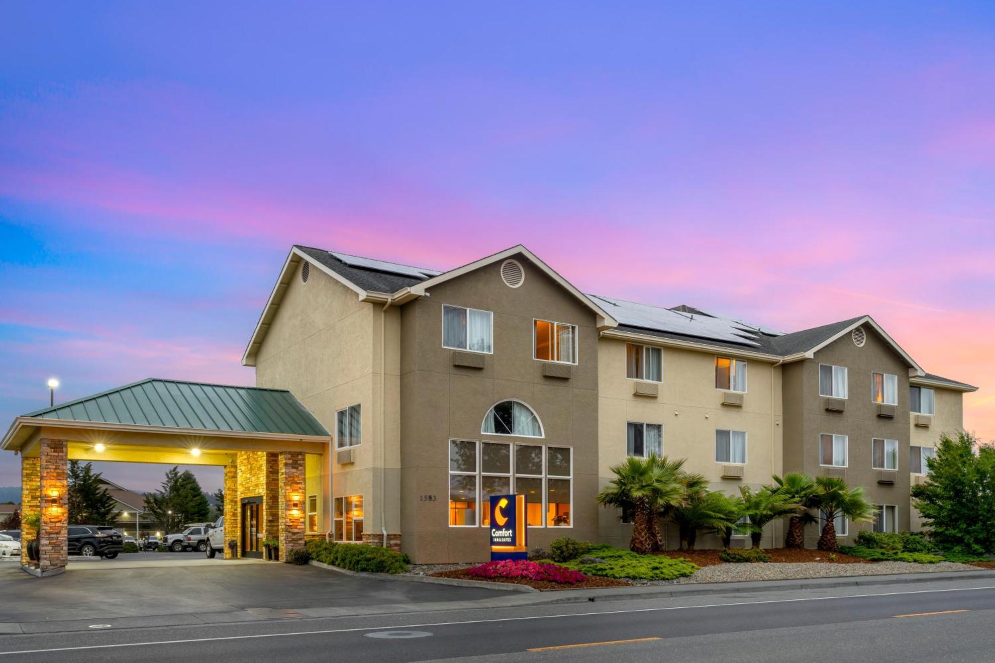 Comfort Inn & Suites Redwood Country Fortuna Exterior photo